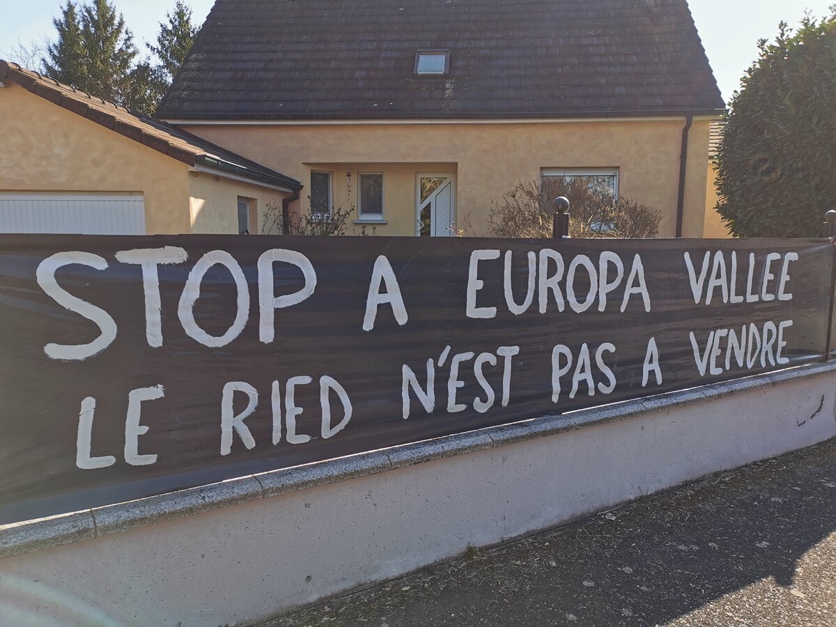 Banderole « Stop à Europa Vallée — Le Ried n'est pas à vendre » à Schœnau