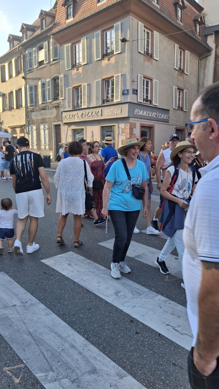 Ambiance du corso fleuri de Sélestat, où le collectif a tracté le 8 août 2026