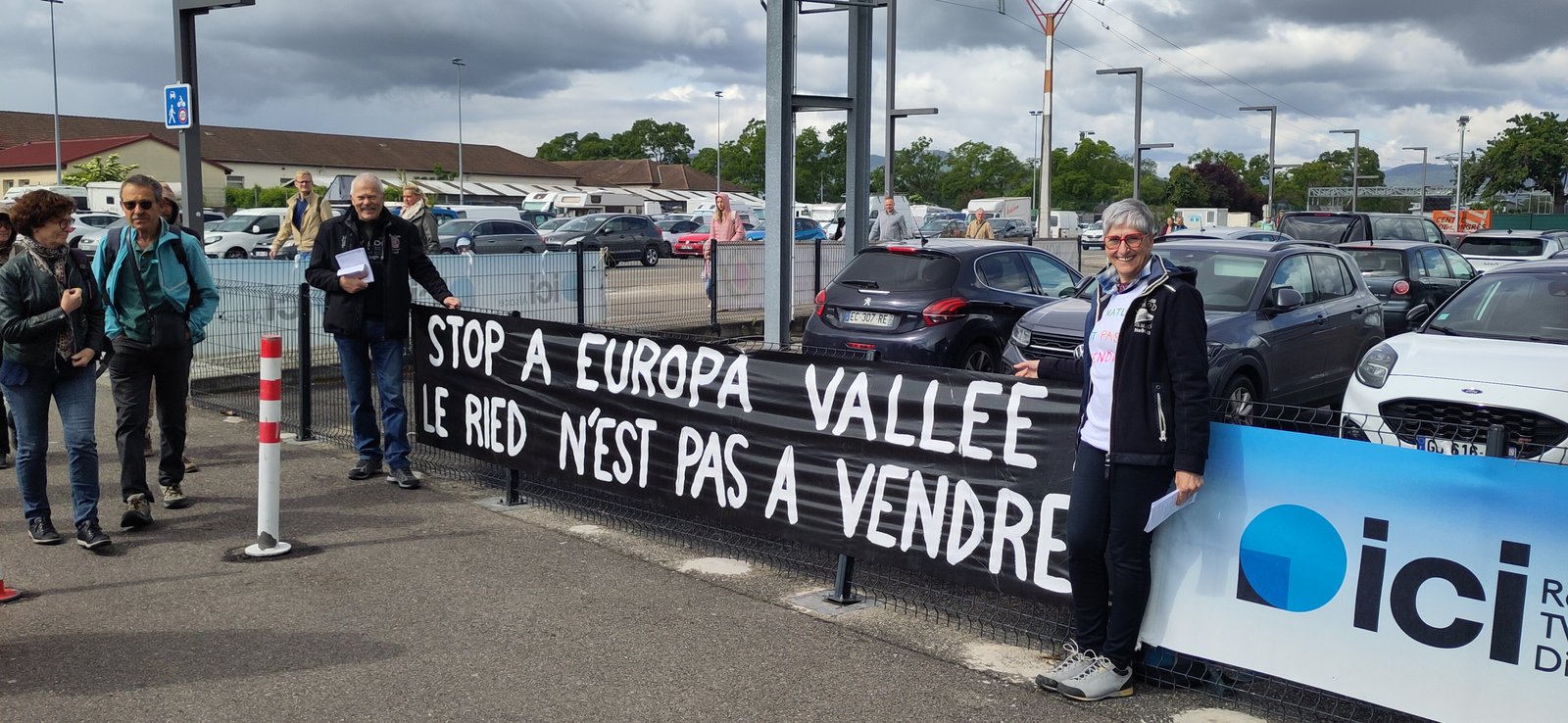 Membres du collectif tenant la banderole « Stop à Europa Vallée — Le Ried n'est pas à vendre » lors d'une opération de tractage à la foire éco-bio