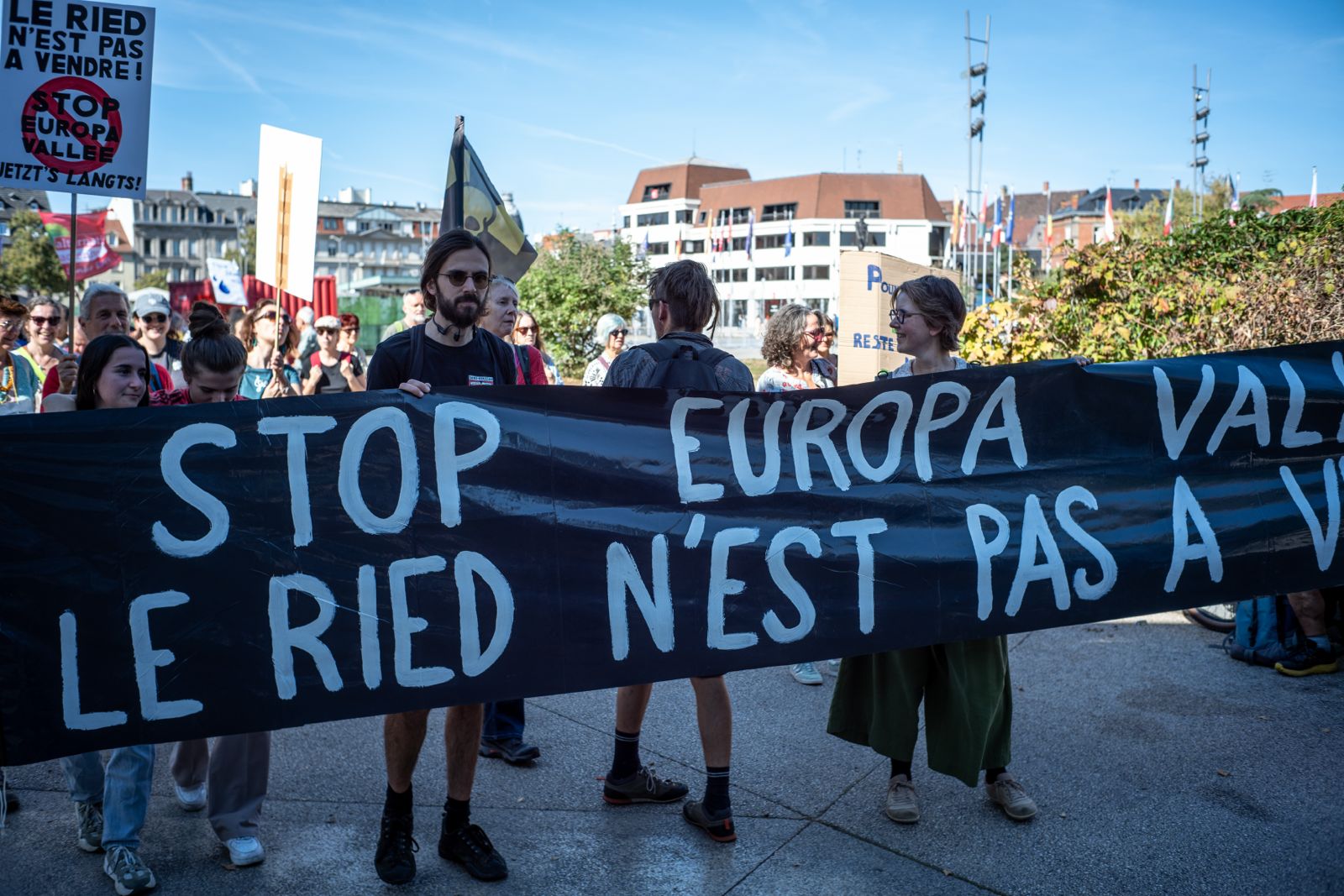 Membres du collectif tenant la banderole « Stop Europa Vallée » dans le cortège de la manifestation pour le climat à Colmar