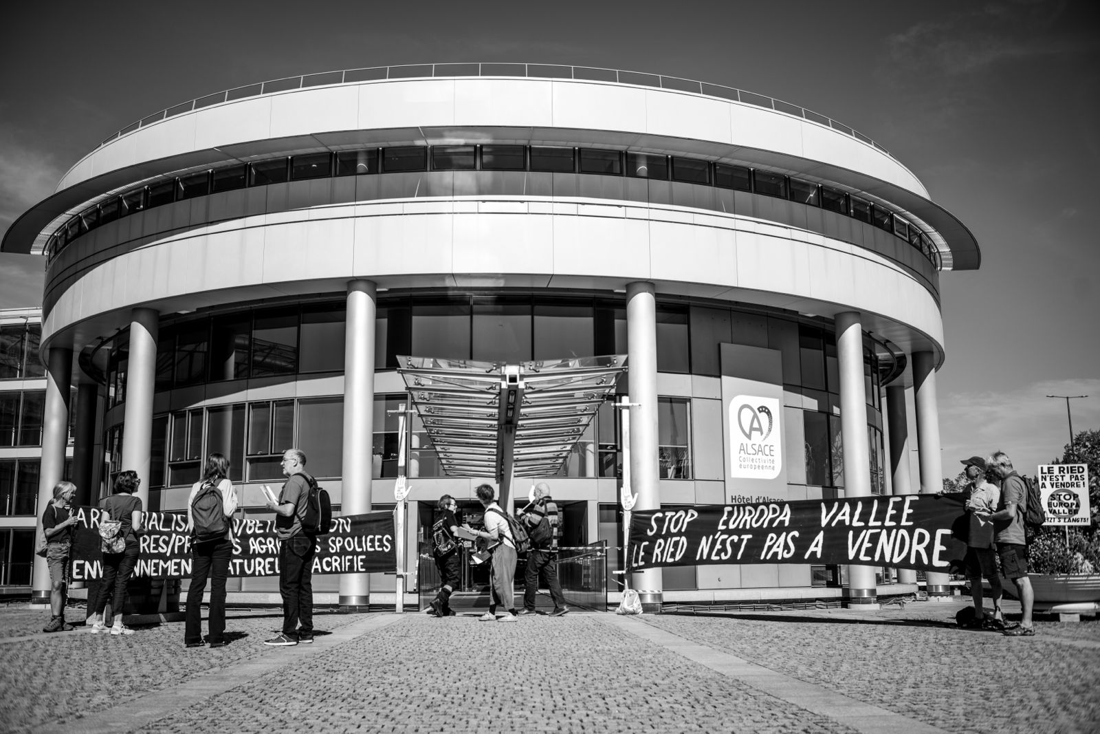 Vue d'ensemble en noir et blanc du rassemblement devant l'Hôtel d'Alsace à Colmar